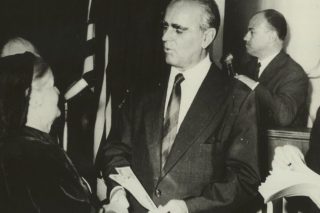 Ο εθνάρχης Καραμανλής παραδίδει τις πρώτες επιταγές του ΟΓΑ, σε συμβολική τελετή στο Ζάππειο (9/6/1962).